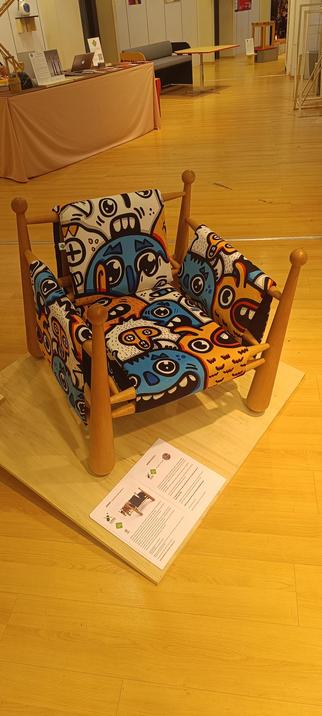 Retour en image sur le fauteuil "ASNAR" réalisé par l'entreprise Mancelle TOMoRO et Scarabée Tapissier 