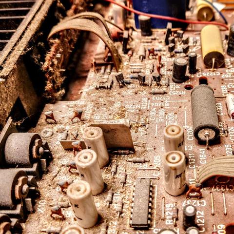 Verschmutzte Platine eines Verstärkers HMK 100