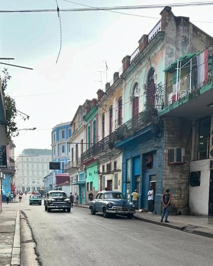 Alguns dias em Havana, Cuba, os carros antigos mais bonitos são os táxis