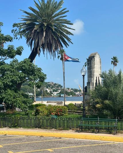Alguns dias em Havana, Cuba, os carros antigos mais bonitos são os táxis