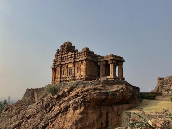 Der Tempel Malagitti Shivalaya ist dem Sonnengott Aditya gewidmet. Er wurde im frühen 7. Jahrhundert auf einem flachen Felsen hoch über Badami errichtet.
