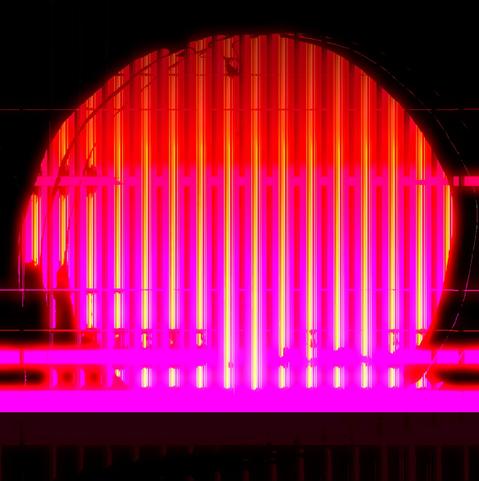 Das Bild zeigt ein abstraktes Kunstwerk mit intensiven Neonfarben. Im Zentrum befindet sich eine große, leuchtende, pinkfarbene Scheibe, die an einen Sonnenuntergang erinnert. Diese Scheibe wird von vertikalen und horizontalen Linien durchzogen, die einen geometrischen Effekt erzeugen. Die Linien und die starke Beleuchtung verleihen dem Bild eine futuristische und dynamische Atmosphäre. Der Hintergrund ist dunkel, was den leuchtenden Effekt der Farben noch verstärkt.
