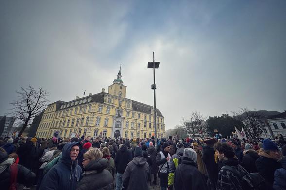 Vor dem Oldemburger Schloss hat sich eine große Menschenmenge für eine Demo gegen Rechts versammelt. 
