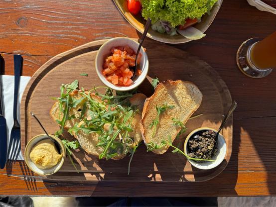 Garlic bread tomatoes, rucola, hummus and black olive paste (tapenade)