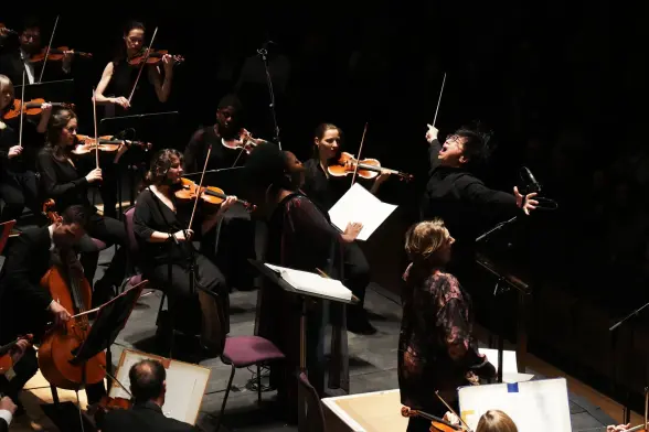 A photo of the Maestro Wong conducting the Halle Orchestra in Mahler's second symphony. Copyright Alex Burns.
