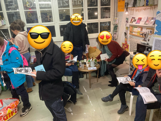 Plusieurs personnes lisant des fanzines dans la Fanzinothèque 