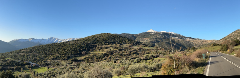 Panorama mit Blick auf schneebedeckte Bergrücken 