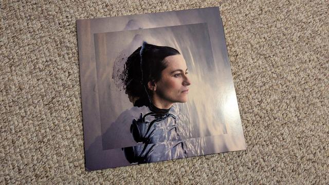 Das Cover zeigt die Künstlerin im Seitenprofil, die Vinyl liegt auf dem Teppich