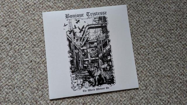 Das Album liegt auf dem Teppich, auf dem Cover sieht man eine handgestaltete schwarz-weiß-zeichnung