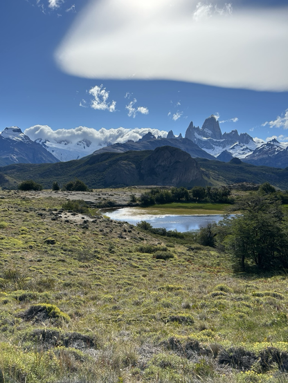 Paisaje de montaña patagonicas y lago 