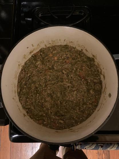 Topf mit grünlicher, schleimiger Masse