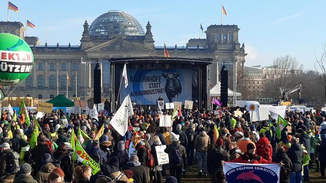 👀Wer profitiert hier eigentlich?
🚜🧑‍🌾Bäuerinnen & Bauern vor
Konzerninteressen - weltweit! 🌍
📢Aufruf an die Internationale Agrarminister•innen-Konferenz #GFFA
Berlin, 18.1.2025
👉https://abl-ev.de/fileadmin/user_upload/Protestnote_B%C3%A4uerinnen_und_Bauern_vor_Konzerninteressen.pdf
@via_campesina 
#UNDROP #WHES25 #GFFA2025 @ViaCampesina@mastodon.social @ViaCampesinaDE@mastodon.social @ViaCampesinaEU@mastodon.social @LeMAP_be@mastodon.social @wirhabenessatt@bewegung.social