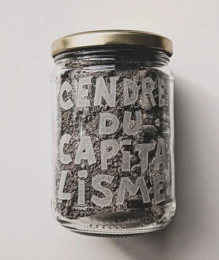 Erwan Keruzoré 2024 
"Cendre du capitalisme"
(Verre sablé, cendre, métal)
#erwankeruzore #art #artcontemporain #artpolitic #artivist #artivism #artpolitics #actiondirect #artpolitique #politicart