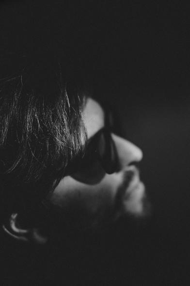 Ein Schwarz-Weiß Bild eines Mannes mit Sonnenbrille und Bart