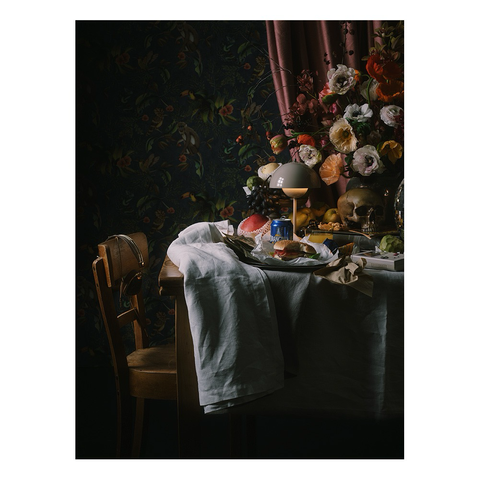 Eine Fotografie im Stil der Vanitas Stillleben. Moderne Elemente im Spiel mit dem tradierten Thema.