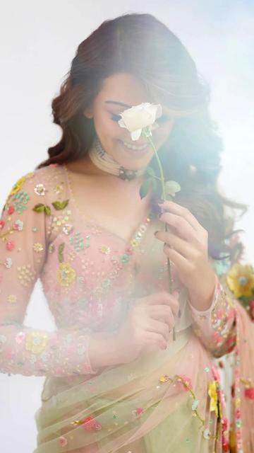 Hansika Motwani brings the perfect blend of tradition and modernity in her pastel floral net saree. This look is all about understated elegance, and it’s bound to inspire your next festive wardrobe choice.