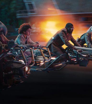 L'équipe des héros sur des speederbikes. Il sont accompagnés par le père de Wim.
