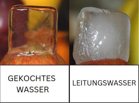 Eiswürfel aus Leitungswasser sind oft weiß oder trüb, da eingeschlossene Luftblasen und Verunreinigungen im Wasser ungleichmäßig gefrieren.
Wird das Wasser vor dem Einfrieren abgekocht, können klarere Eiswürfel entstehen. Durch das Abkochen werden gelöste Gase und einige Verunreinigungen entfernt, wodurch weniger Luftblasen entstehen und das Eis transparenter wird. Für vollkommen klare Eiswürfel sind jedoch zusätzliche Techniken wie langsames oder gerichtetes Gefrieren erforderlich.