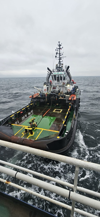 An anchor handling tug connecting a tow. Seen from the tow.