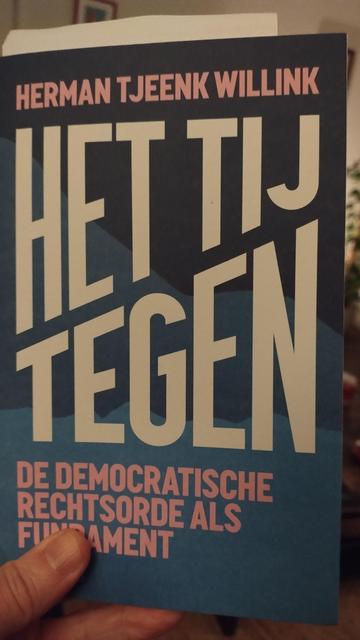 Cover van het boek "Het Tij Tegen - de democratische rechtsorde als fundament" van Herman Tjeenk Willink