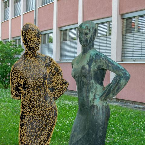 Digitales Modell und Original-Plastik „Dame mit Tasche“ von Hanns Dittrich auf dem Campus Reichenhainer Straße, vor dem C-Bau der technischen Universität Chemnitz. Montage.