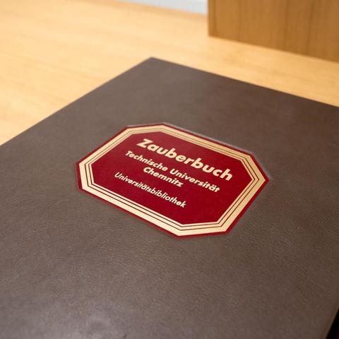 Cover des Zauberbuches der Universitätsbibliothek Chemnitz.