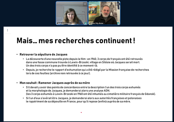 Screenshot einer Videokonferenz mit Fremdsprachenreferentin Anna Schönbach und Regisseur Olivier Fély-Biolet sowie einem Präsentationsschart auf Französisch "meine Recherchen gehen weiter"