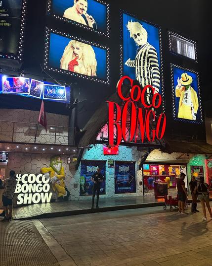 Alguns dias em Tulum, México. Gostei de como as marcas mudam seus logotipos para a cor marrom
