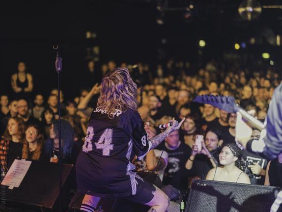 Kill Her First auf der Bühne, Blick ins Publikum