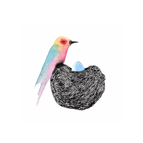 Un oiseau multicolore posé sur un nid tout noir avec un oeuf coloré dedans.