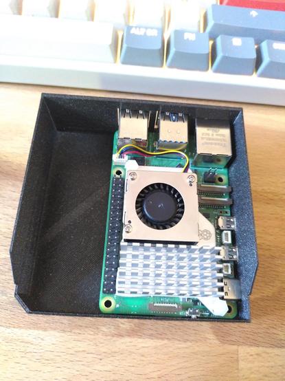 Ukázka designu aktuální krabičky pro Raspberry Pi 5. Sražení vpředu brání v zavřeném stavu instalaci HAT pro SSD