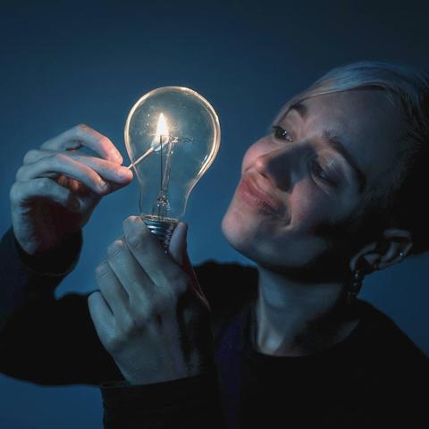 se puede ver a Koko encendiendo una bombilla con una cerilla, es una imagen artística