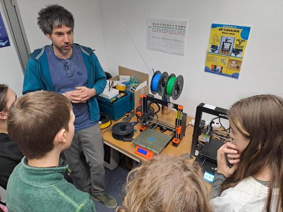 Miha, ki predstavlja delovanje 3D tiskalnika učencem.