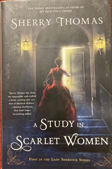 Kuva kirjan kannesta. 

SHERRY THOMAS.
A STUDY IN SCARLET WOMEN.

"Sherry Thomas has done the impossible and crafted a fresh, exciting new version of Sherlock Holmes."
—Deanna Raybourn, New York Times bestselling author


