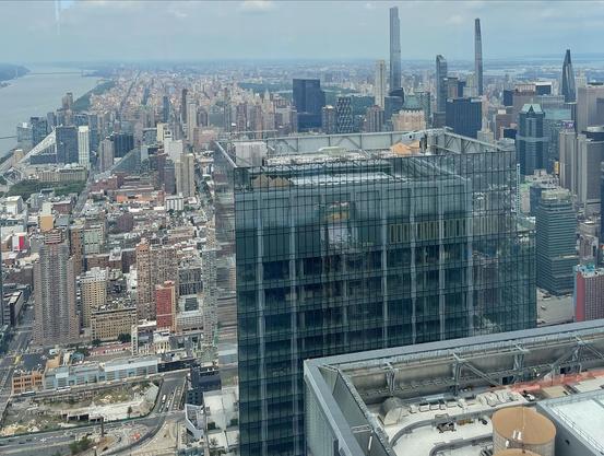 Centésimo andar do The Edge, primeira vez em um mirante, os olhos até ardem se olhar pra cima nessa altura.