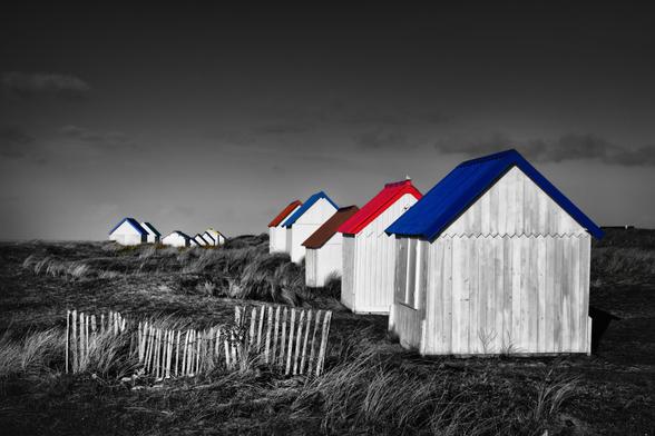 Selektivfarbenes Bild von Strandhütten in der Normandie