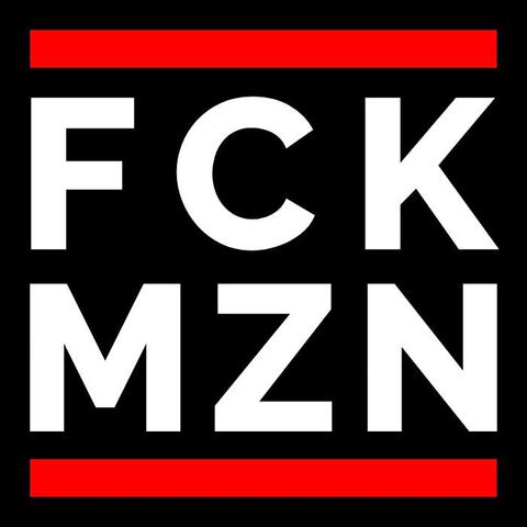 Les lettres FCK et MZN en blanc sur fond noir, entre deux barres rouges horizontales