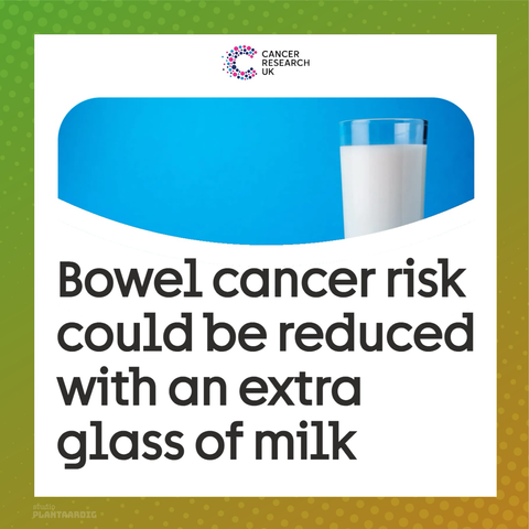 Logo van Cancer Research UK. Foto van een glas melk op blauwe achtergrond. Titel: “Bowel cancer risk could be reduced with an extra glass of milk”