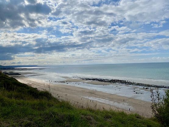 Aussicht von den Klippen von Trouville über den Strand und das Meer am Ärmelkanal