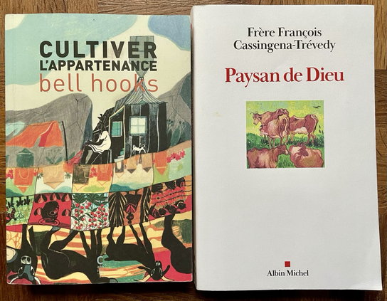 Couvertures de deux essais: Cultiver l’appartenance écrit pas Bell Hooks éditions Cambourakis, Paysan de Dieu écrit par le Frère François Cassingena-Trevedy éditions Albin Michel