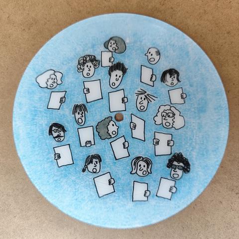 Surface du picture-disc, face A, avec une illustration représentant les chanteurs de la chorale du Chair de Poule dans un style enfantin, au trait noir sur fond bleu colorié. Vue d'ensemble.