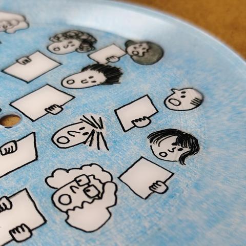 Surface du picture-disc, face A, avec une illustration représentant les chanteurs de la chorale du Chair de Poule dans un style enfantin, au trait noir sur fond bleu colorié. Détail.
