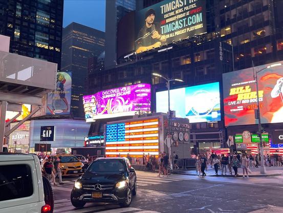 Existe a Times Square de dia, e a Times Square de noite