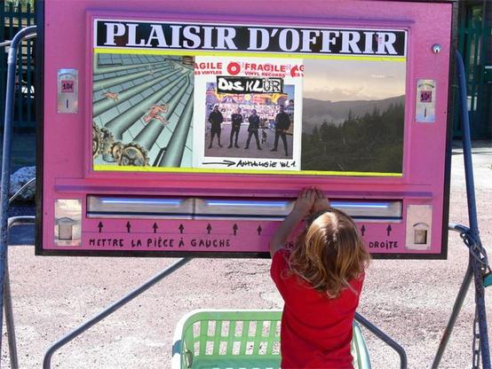 Photomontage d'une anciennes tirettes de fête foraine contenant des disques vinyles du micro label Plaisir d'Offrir Records.