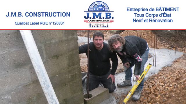 La bannière de l'entreprise J.M.B. Construction, avec le logo de l'entreprise en haut au milieu, à gauche écrit "J.M.B. Construction" et en dessous "Qualibat Label RGE n°120831". À droite écrit "Entreprise de BÂTIMENT Tous Corps d'État Neuf et Rénovation". En dessous une photo d'un chantier avec le gérant de l'entreprise Pascal MOREL à droite qui tient un niveau et un collaborateur à gauche qui est à genou près d'un parpaing qui vient d'être installé.
