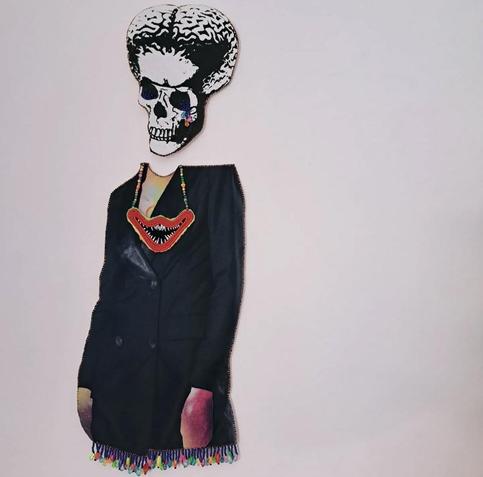 Silhouette en assemblage textile : crâne qui pleure, collier sourire carnassier, veste de smoking, mains voix lactée, bordure perlée
