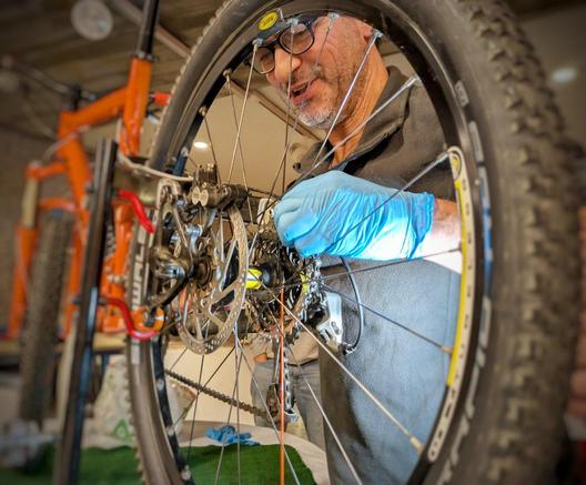 Reparando cambio bicicleta