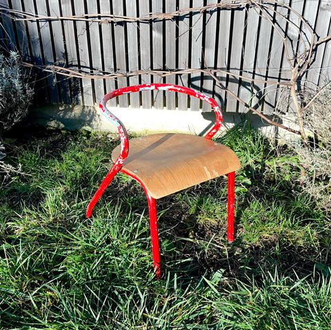 Chaise enfant métal rouge, assise bois, par Jacques Hitier