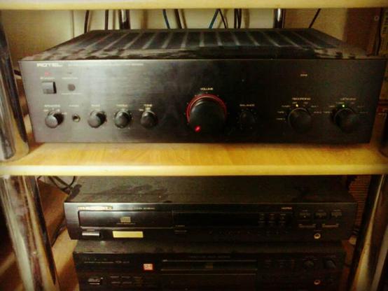 Κλασσικά μηχανήματα CD Player και παλιός αναλογικός ενισχυτής ROTEL RA-985BX φωτογραφήθηκαν από μένα Θεόδωρος Μπαχουμάς