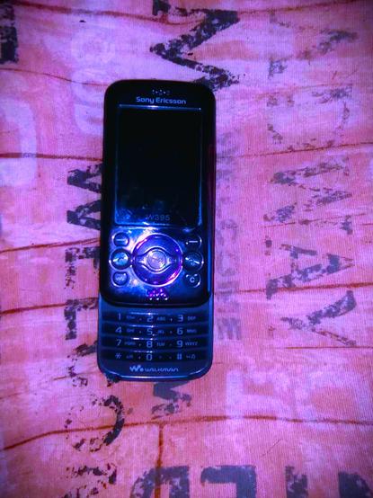 Κλασσικό πτυσσόμενο κινητό SONY ERICSSON W395 WALKMAN (μαύρο και μωβ) φωτογραφήθηκε από μένα Θεόδωρος Μπαχουμάς
